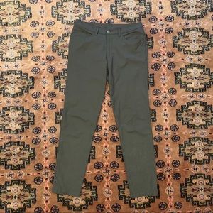 Lululemon Men’s ABC pants classic fit in Stoney